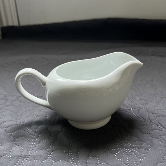 VTG Unbranded White Porcelain Gravy Boat Serverware Holiday Dinner Home Kitchen - Picture 1 of 6